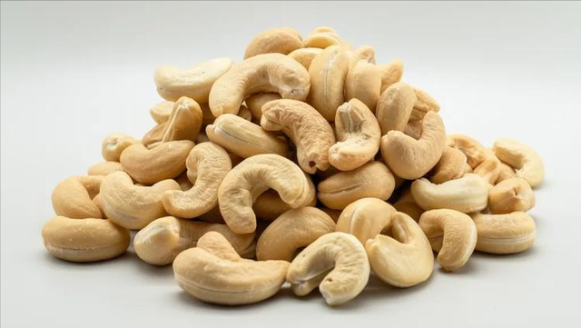 腰果是富硒食物？医生再次提醒：甲状腺不好，要常吃这3种食物