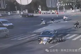 太原：40秒！卷入车底的外卖小哥被救！图片