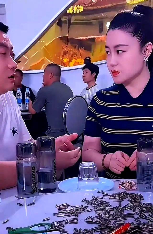 关婷娜回黑龙江老家参加婚礼，当证婚人，穿热裤登台引争议