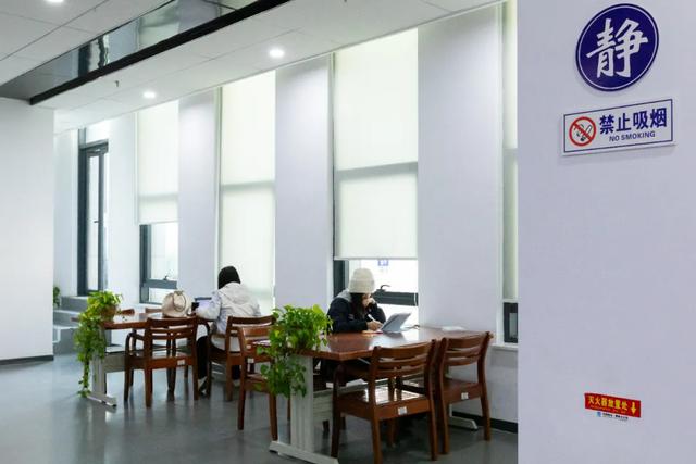 醴陵市图书馆里除了看书和学习，还可以……