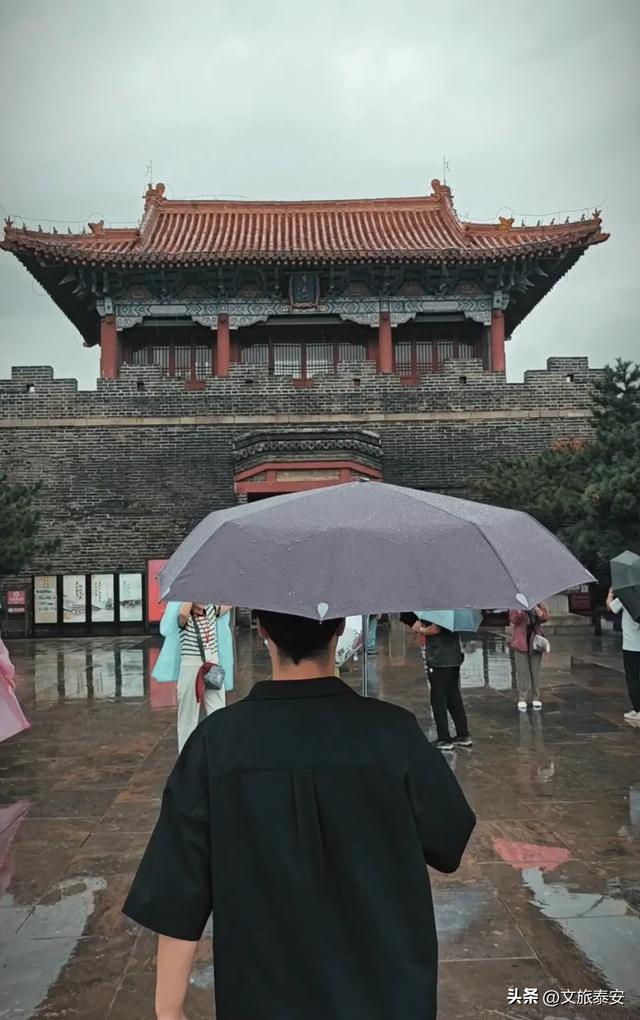 美极啦！下雨天去上班，小泰竟发现岱庙不同以往的一面→