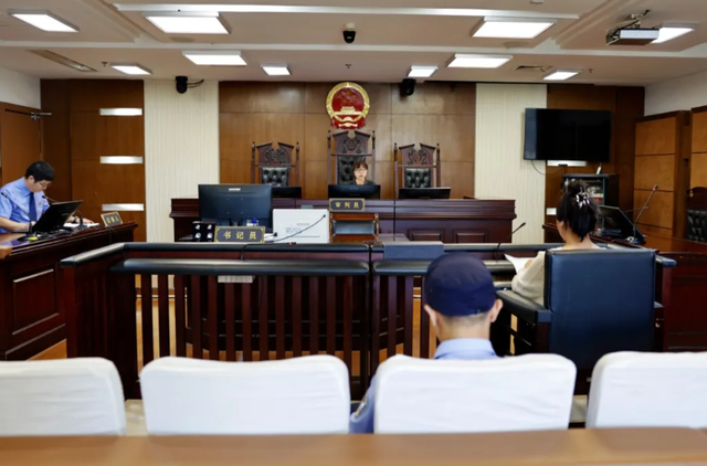 女子酒后与妹妹因清理狗屎发生争执，凌晨5点将2只狗从21楼扔下摔死，狗买回不到一个月，最小仅1斤重