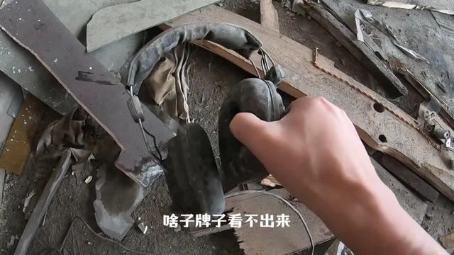 重庆巴南废弃了20多年的电影院，里面还遗留了大量上世纪的老物件