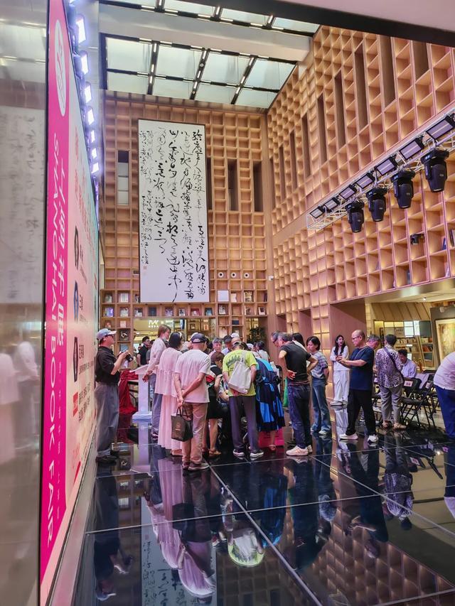 淘书逛展、夜游夜市、盖章打卡……上海书展的快乐，弥漫在整座城市→