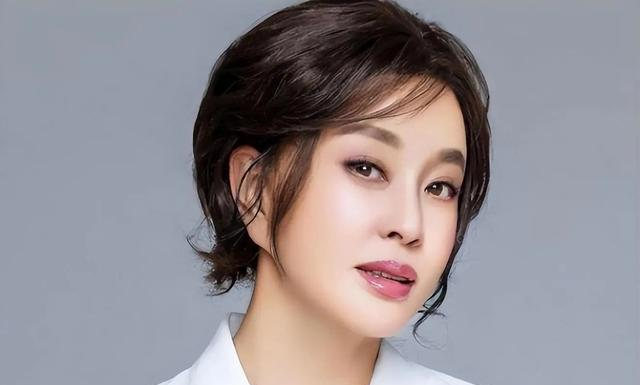 钱再多有什么用75岁刘晓庆摔断左臂,拒绝休养只因无儿无女