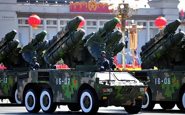 中方阅兵装备刚露脸，特朗普突然收到坏消息，美空军上将火速提离职，想在九三前体面离场？