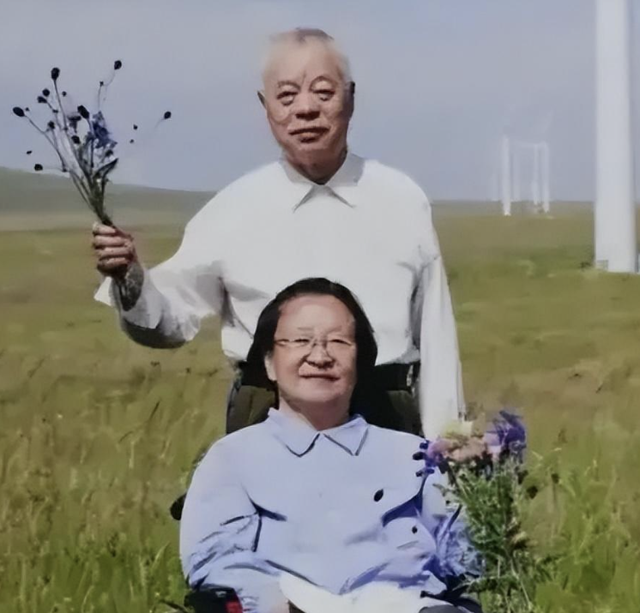 这是李讷晚年和丈夫吃饭的珍贵照片，非常朴素节俭，跟老百姓一样