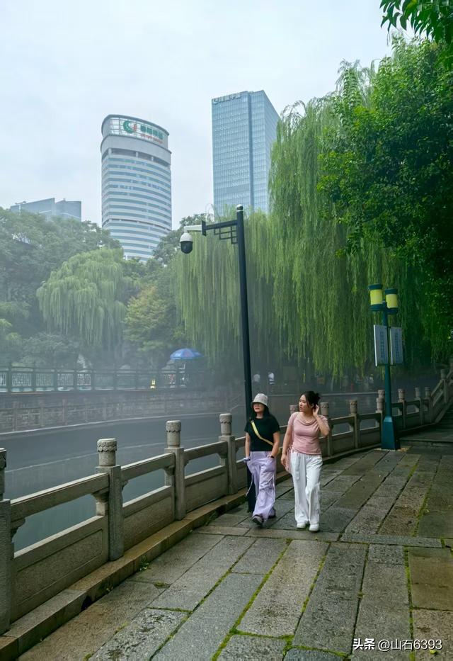 新华社原军事记者陶俊峰泉城美拍：秋雨后 护城河边美如画