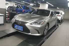 雷克萨斯ES新车降至22万，花19.8万买辆开了4年的二手车，值吗？图片