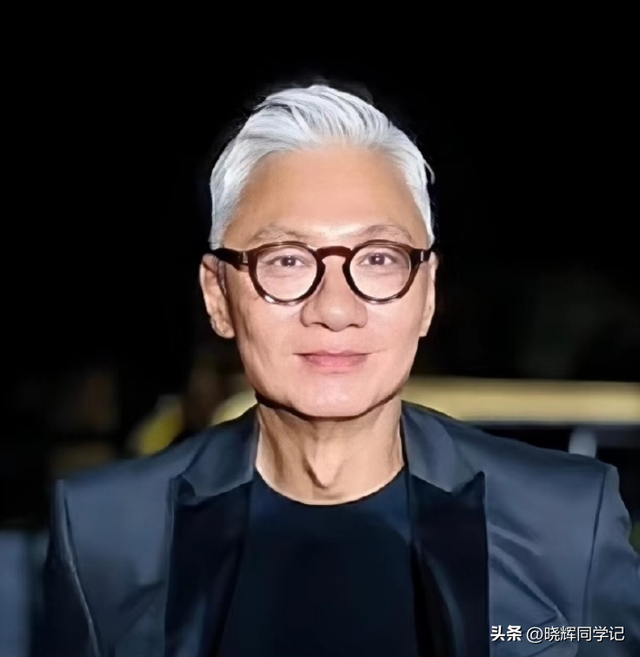 心酸！65岁港星景区打工，当年比肩刘德华，现如今成了酒糟鼻老汉