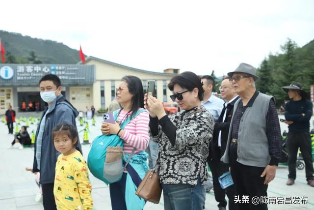 国庆第三日，官鹅沟秋色正浓人气旺
