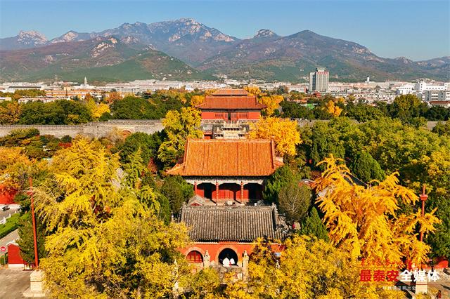 秋冬交替时 山与城斑斓共舞