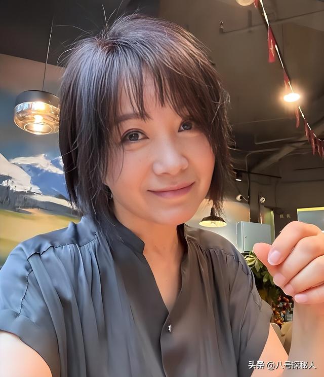她连续5次登上春晚，却被恩师夺走初夜被骗堕胎，55岁没人敢娶