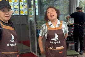 怎么处理？一男子到大连旅游遭强制锁车，民警：你跟我说这干啥图片