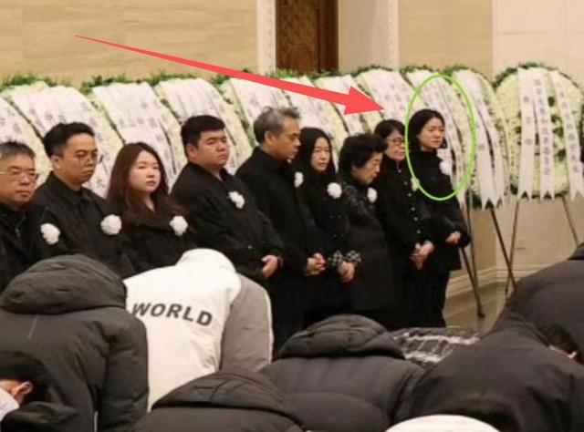 痛别！杨振宁葬礼直击，翁帆站首位深情悲伤，挚友曝病危更多细节