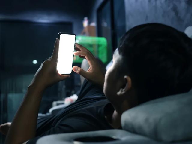 爸妈,求求你们别再玩手机了!