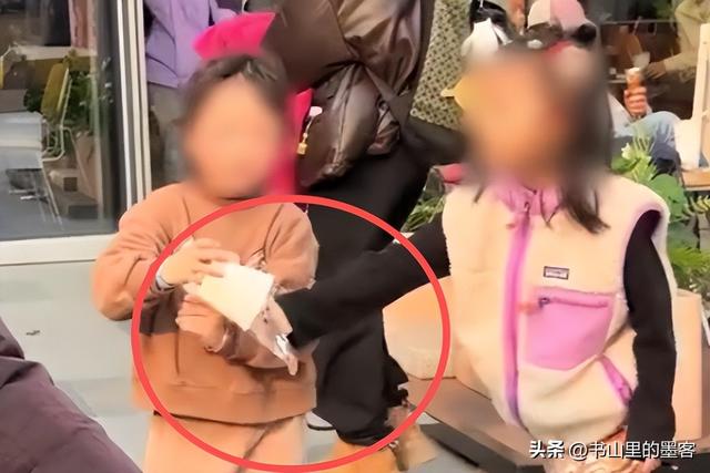 女孩打翻水杯后续：母女道歉	，正脸被扒已社死，女孩状态让人担忧