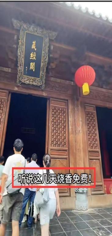 上任1天！印乐法师颁布新规，与释永信形成鲜明对比，合照引争议