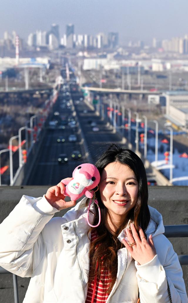 来“网红打卡地” 感受乌鲁木齐城市魅力