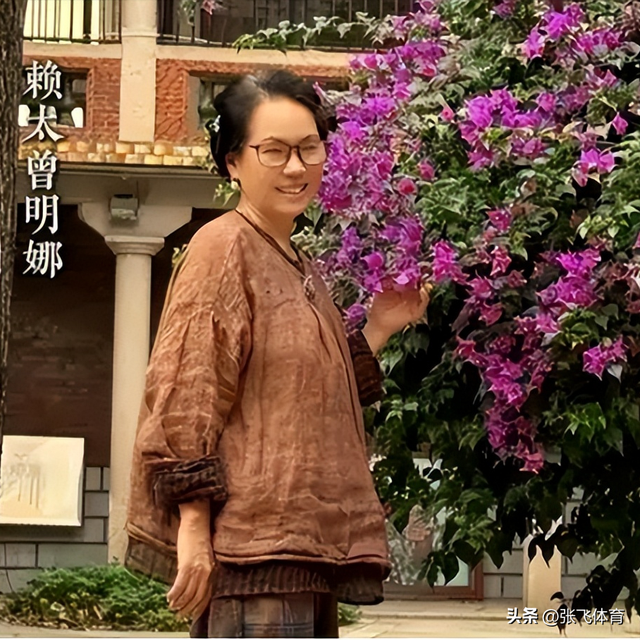 赖昌星妻子曾明娜现状，独居3000平老宅，做饭弄花草活成人生赢家