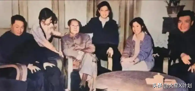 1974年，刘思齐再婚后和丈夫及孩子们的合影，满脸洋溢着幸福