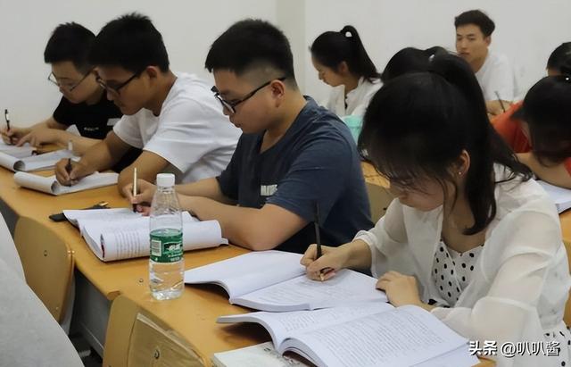 他用八年时间徒步走到拉萨，七步一叩首，7400里，竟磕出“天眼”