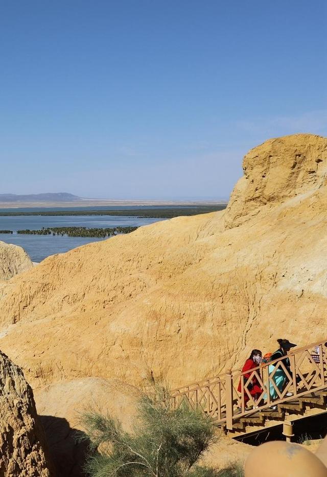 游新疆乌伦古湖海上魔鬼城