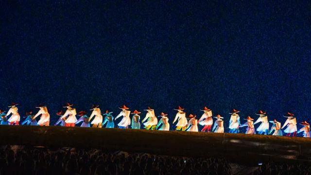 演出散场后，我在印象大红袍被“正式收编”为一匹马，真实写照，过于好笑！