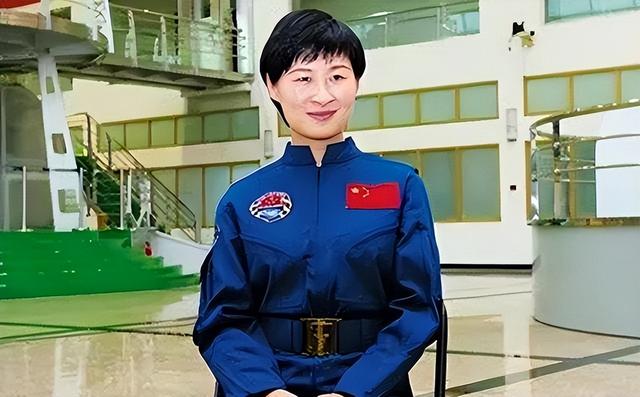 中国首位女航天员，为何回到地面后“销声匿迹”，现在怎么样了？