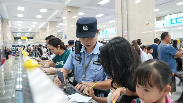 河口→大理旅游专列开行!入境游热潮挡不住!
