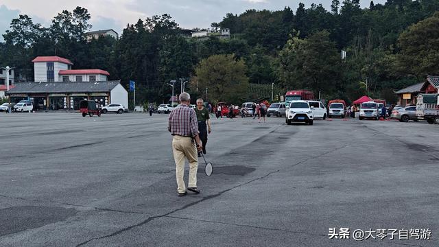 自驾路上的“假夫妻”：他扛行李她买水，背后藏着千万老人的孤独