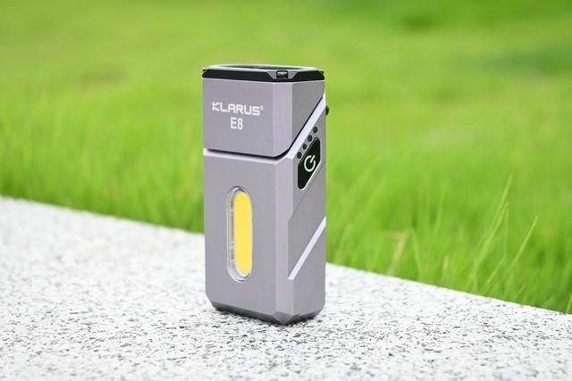 口袋照明神器！凯瑞兹双子星E8三光源金属转头EDC手电体验