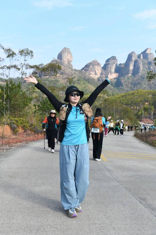 2025年第三届“多彩龙川·古邑苏区”环霍山30公里徒步活动举行