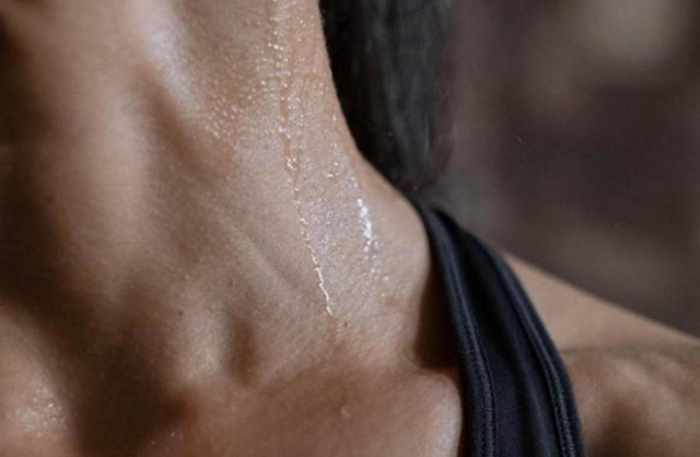 55岁大姐动不动就一身汗，去医院体检，医生叹息_怎么早不来呢