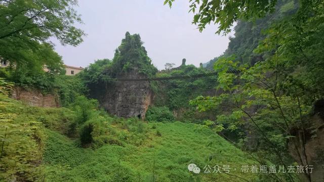 探秘重庆深山"鬼堡"，奢华废墟中暗藏玄机，背后真相到底是什么？