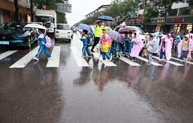 #运城头条#山西绛州：暴雨中“浇警”冲向前