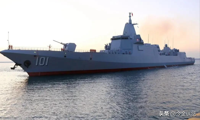 日本准航母吓破胆掉头！辽宁舰发威，055大驱“贴身”紧盯美航母