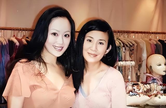 败光两任亿万家产，为还债拍三级片，如今62岁坦言后悔嫁给钟镇涛