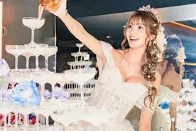 只卖笑不卖身，00后日本顶级花魁一晚狂赚1个亿，你羡慕吗？图片