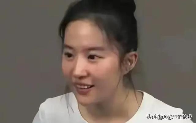 刘亦菲素颜出镜，与路人无差别，网友：这才是真实状态