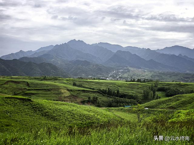 在西安最美免费露营地感叹：坡地变梯田，梯田变草原。真是神奇