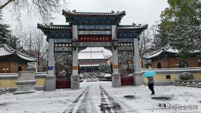 每日一景|大寒雪落金陵 明故宫梧桐披银 市民漫步享冬日诗意