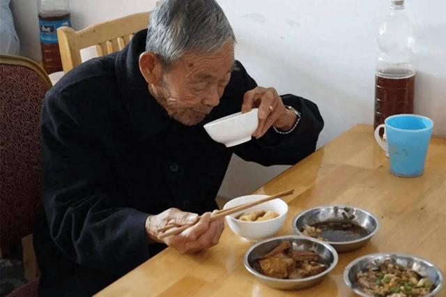 甘油三酯要低于多少，脂肪肝才能逐渐逆转？医生告诉你答案！