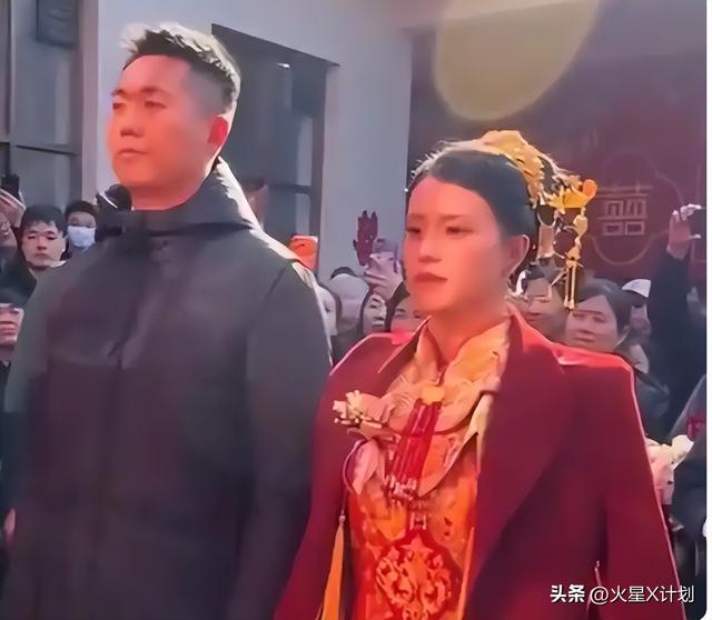 最帅升旗手张自轩大婚不到24小时，荒唐一幕出现	，新娘受无妄之灾