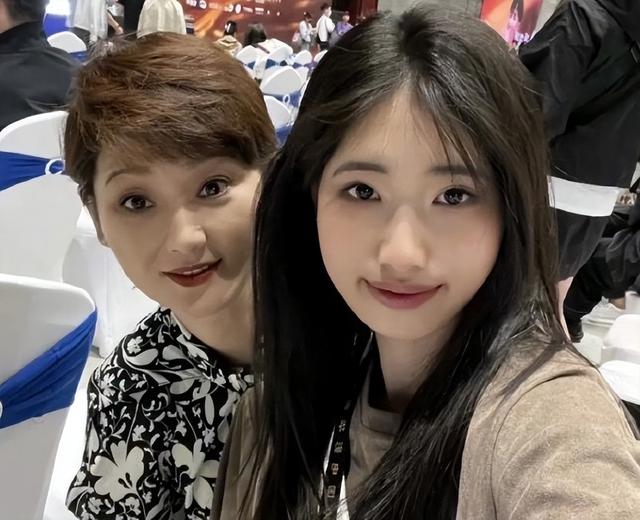 冯小刚：年轻时管不住下半身，如今让18岁的养女买了单，他后悔吗
