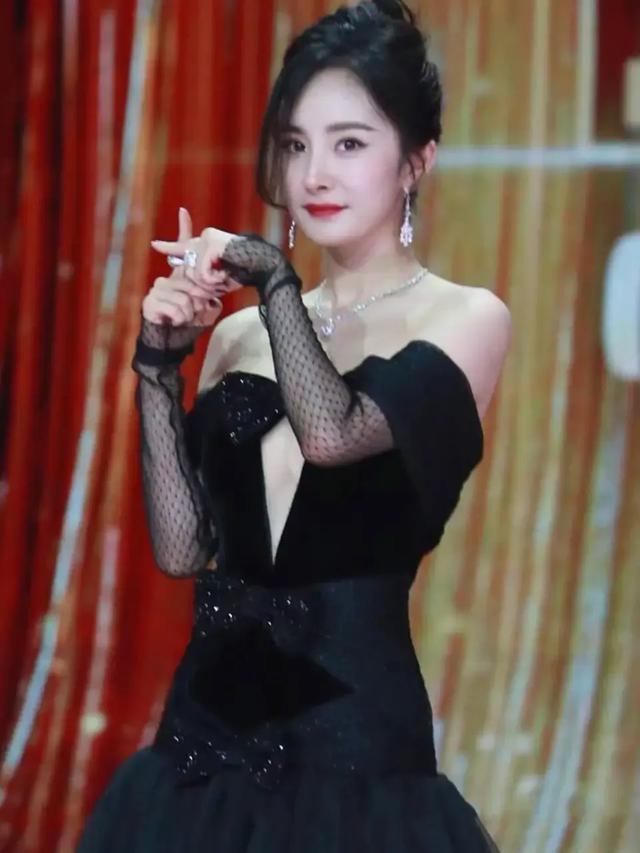 杨幂身穿一袭黑色性感礼服裙,身材有料很是性感“撩人”