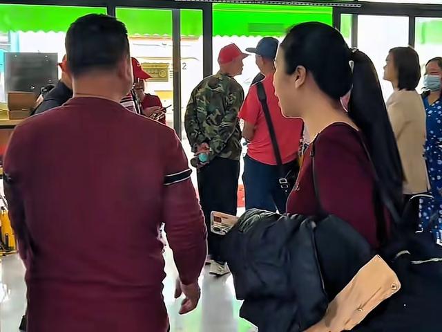 全红婵爸爸真风光，店门口立“冠军广场”标牌，成游客第一打卡区