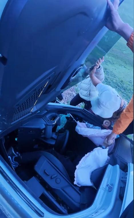 广东越野车西藏意外坠崖，藏族姑娘挺身而出，网友怒赞，文旅回应