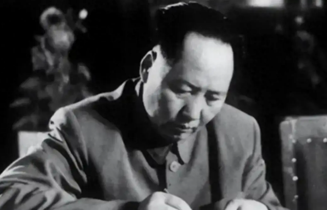 天安门广场70年未解谜：纪念碑上155字竟藏毛主席的深谋远虑