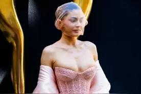 太炸裂！巴黎脱衣舞娘、阴间走秀，裸胸上阵，看的人头皮发麻图片